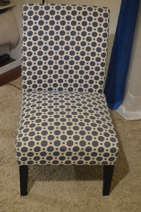 Cadeirão em tecido com estampado azul e branco