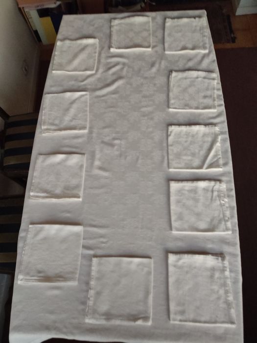 Toalha de mesa e guardanapos.