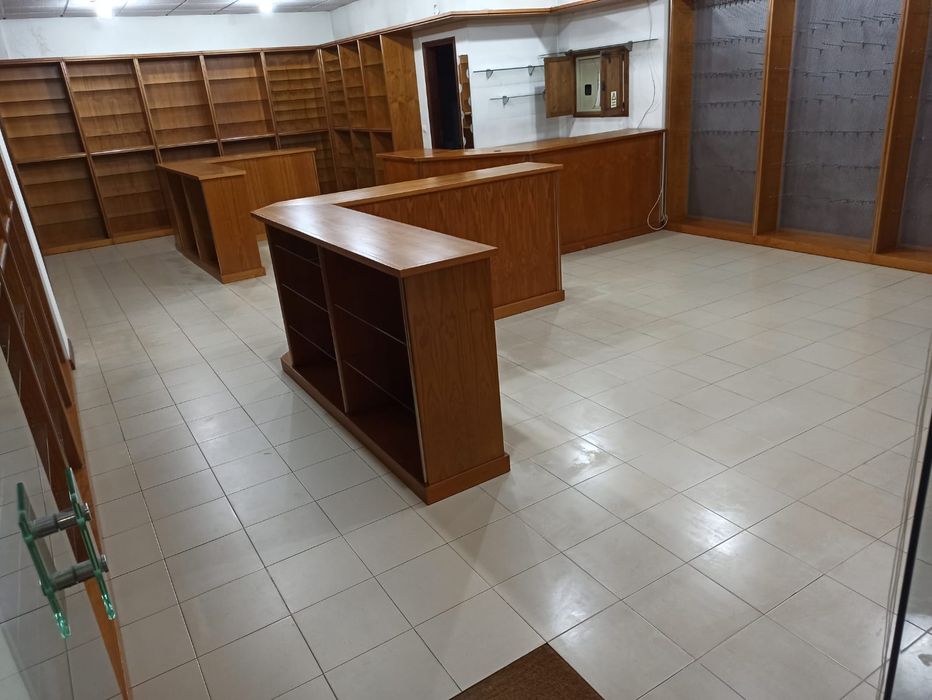 Estanteria com balcão e 2 móveis em L.