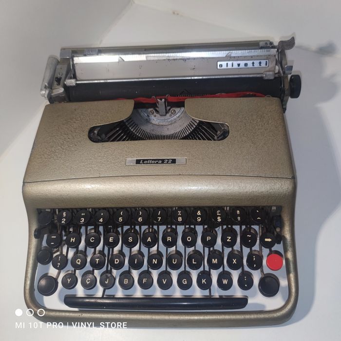 Olivetti Lettera 22 - Máquina de escrever Antiga com estojo