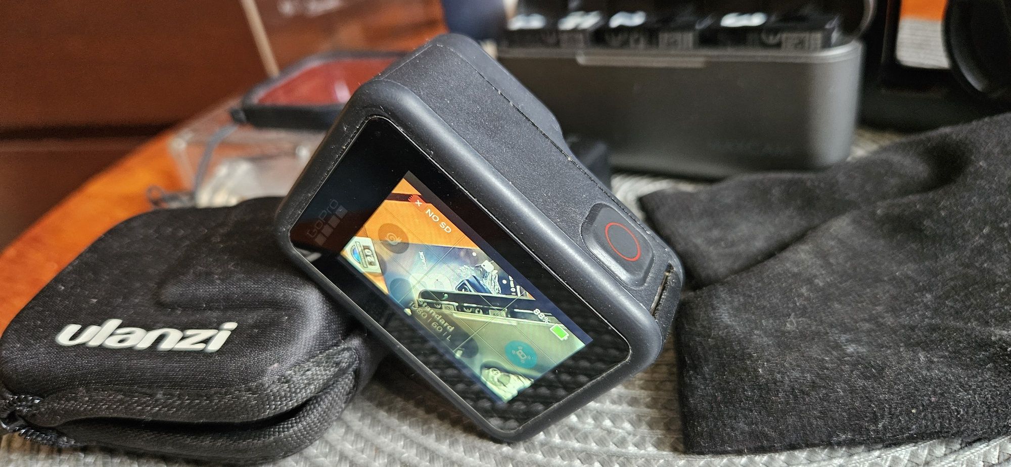 kamera GoPro 8 wraz z bogatym zestawem akcesorii.