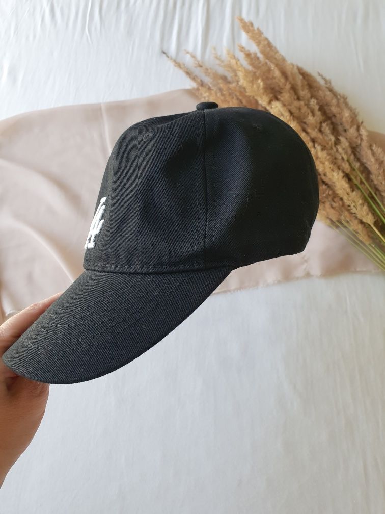 Czarna czapka z daszkiem unisex