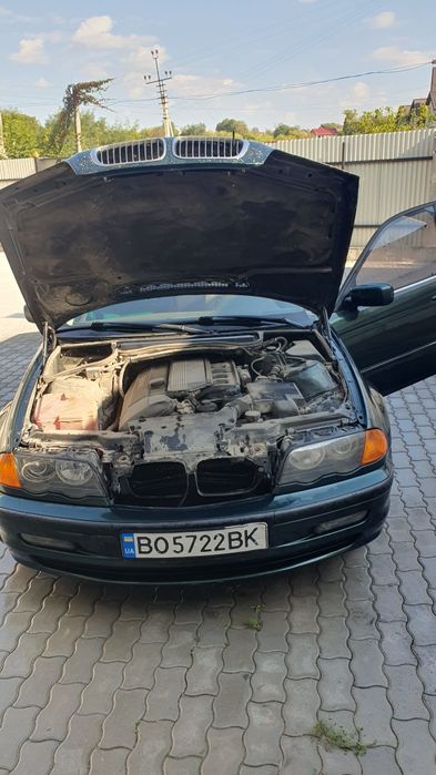 Bmw 320i зеленого кольору