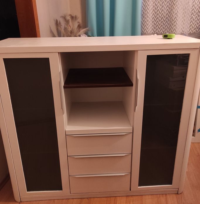 Oddam za dużą paczkę kawy. Komoda biała, oszklona.