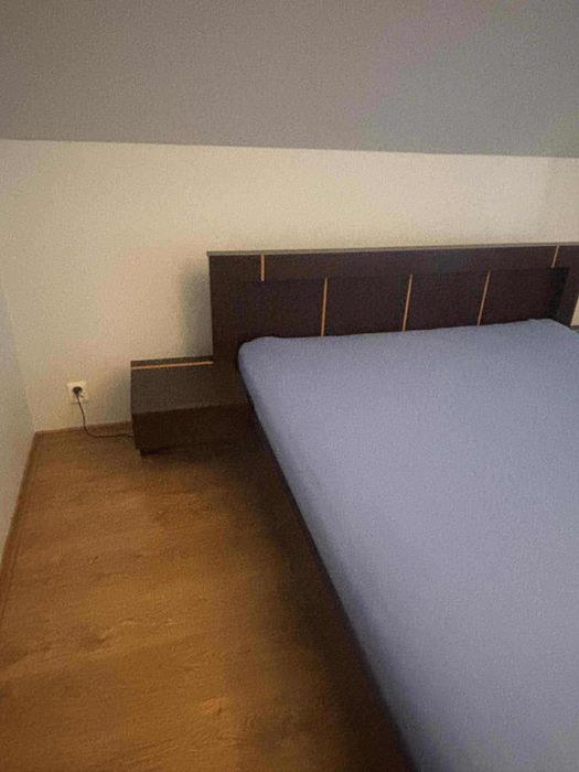 Drewniane łóżko ze stelażem