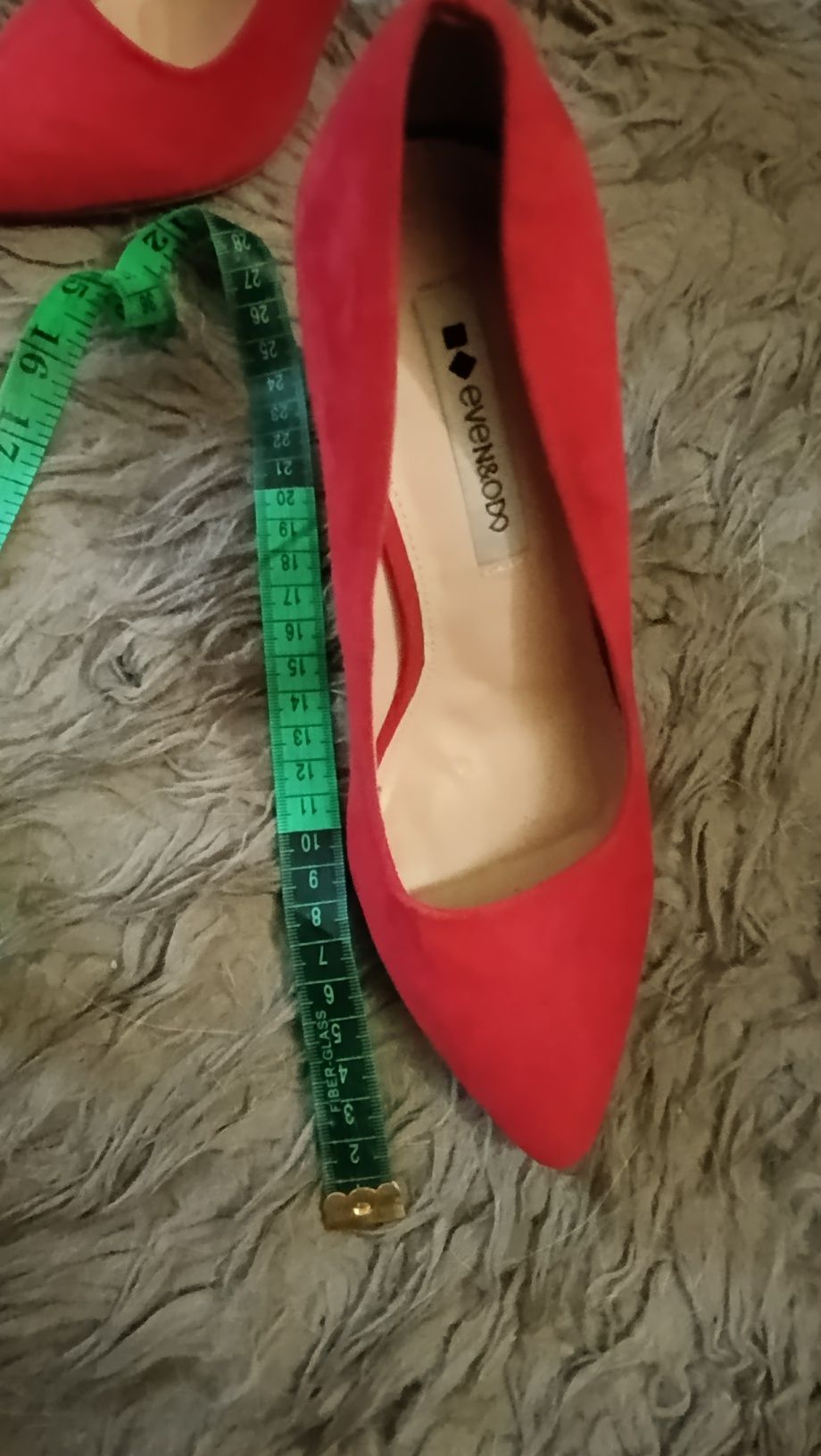 Czerwone buty na koturnie
