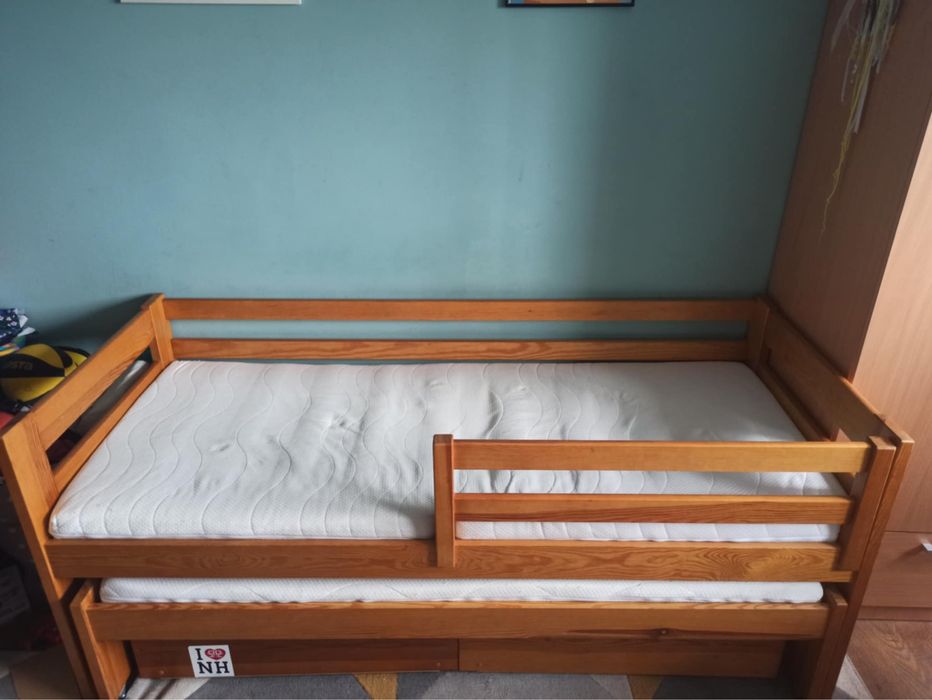 Dwuosobowe łóżko dziecięce z szufladamii na pościel