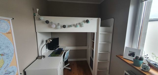 Łóżko na antresoli z burkiem, szafką i półkami SMASTAD IKEA