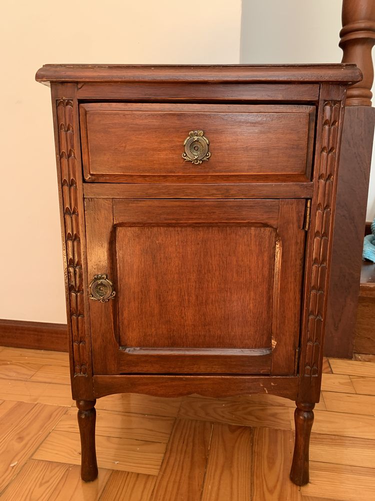 Cama de solteiro com mesinha de cabeceira