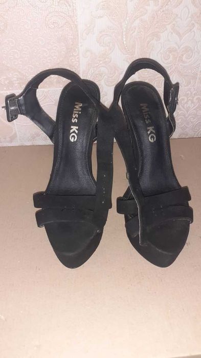 Босоніжки замшеві на платформі. Жодного разу не вдягалися. Каблук 13,5