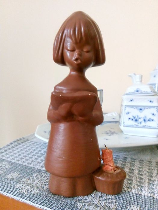 Dziewczynka modląca się sygnowana figurka