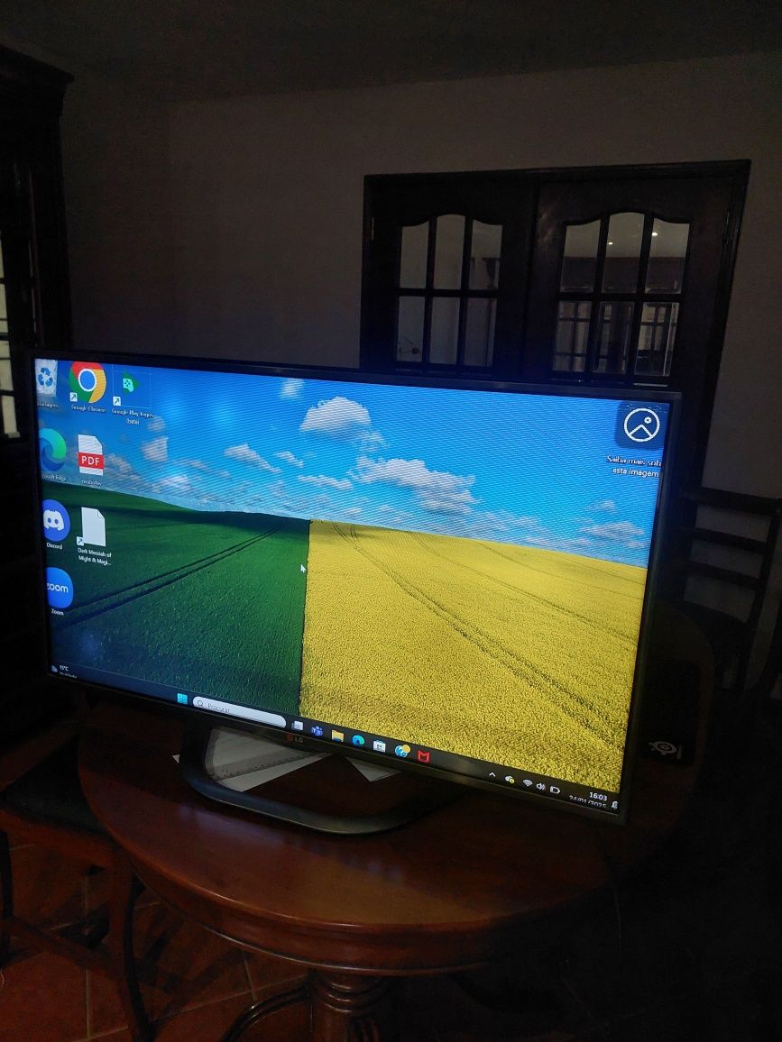 Televisão LG 106 cm com problemas no ecrã.