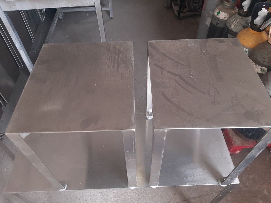 Apoios ou pequenas mesas em inox