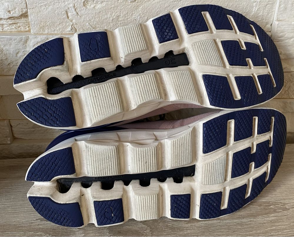 Buty damskie do biegania ON Running Cloudstratus  r.42,5