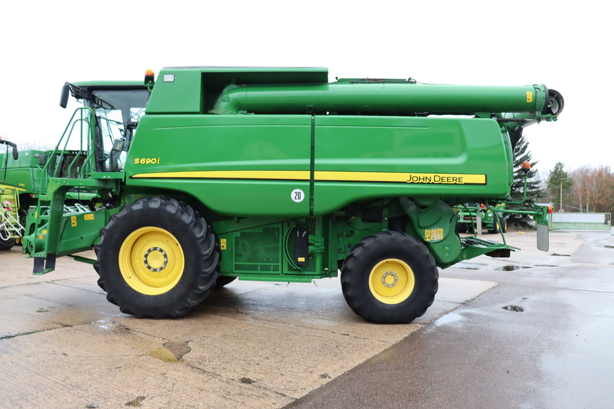 John Deere S690i