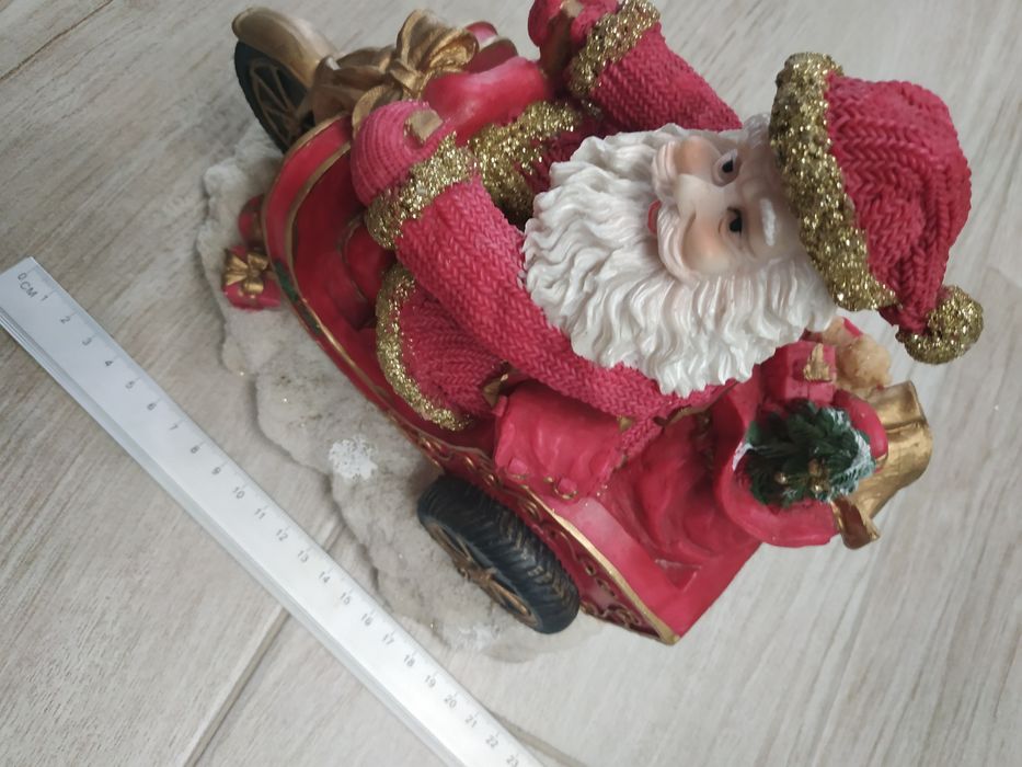 Декоративная статуэтка Деда Мороза на авто
