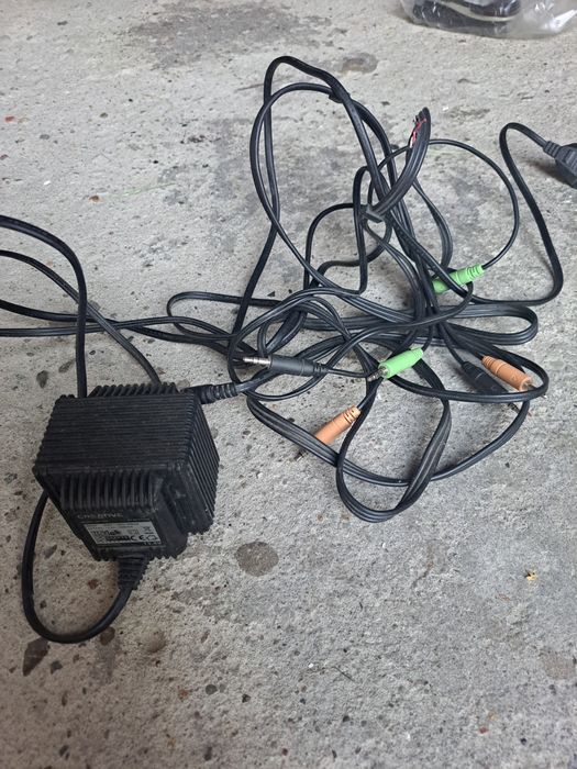 Kable do głośników. Znalezione w garażu, nadgryzione zębem czasu.