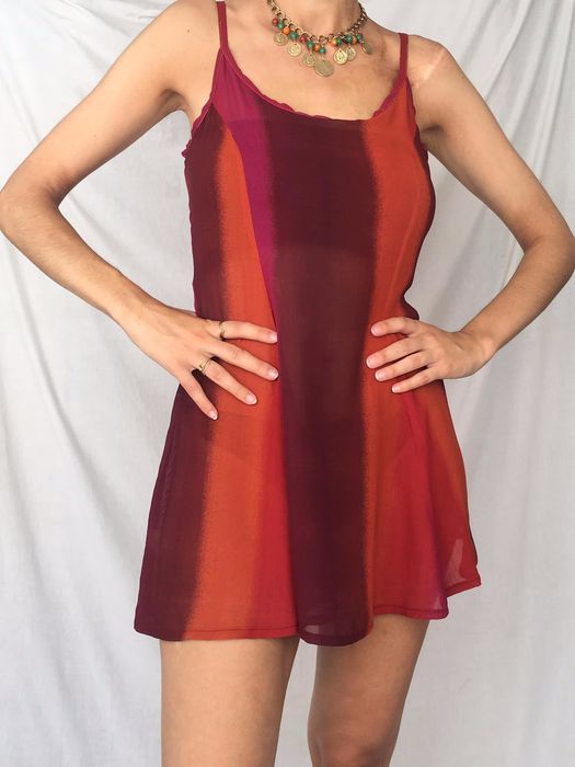 Vestido curto com degradê em tons rosa e vermelho