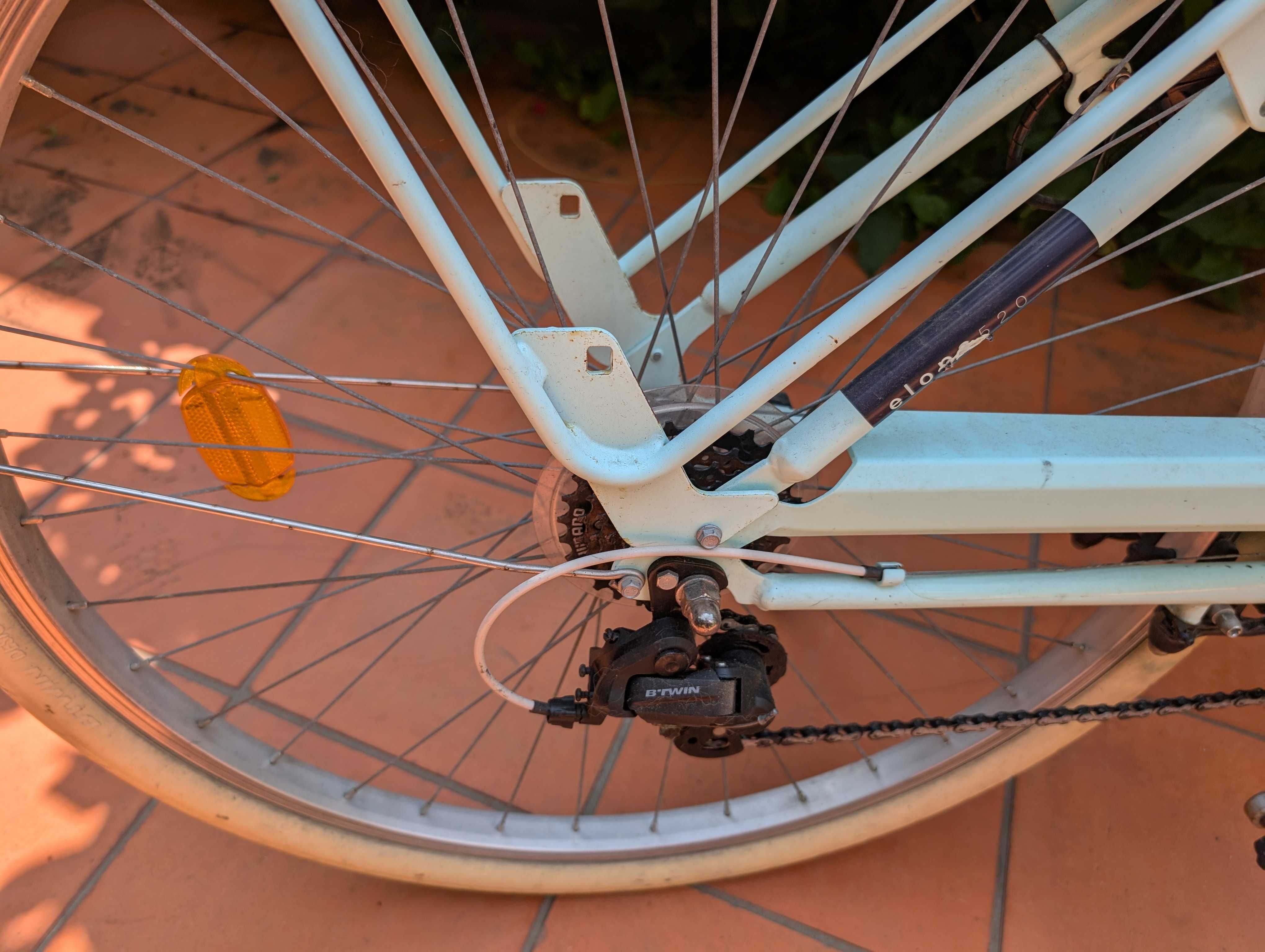 Bicicleta Decathlon de cidade, modelo clássico.