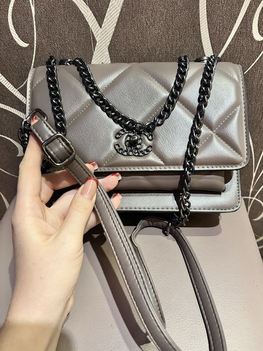 Стильная сумка кросс боди на цепочке.