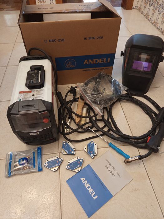 Máquina de soldar com um dia de trabalho completamente nova. vai com t