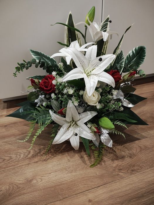 Kompozycja nagrobna/ Lilię/ osłonka z wikliny