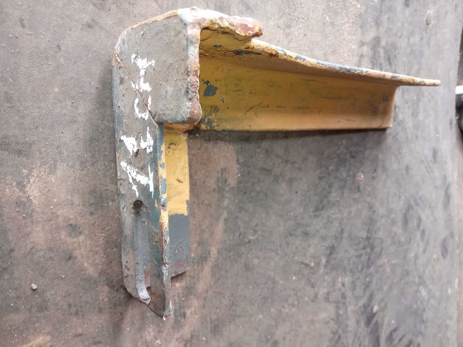 Уголок для полки