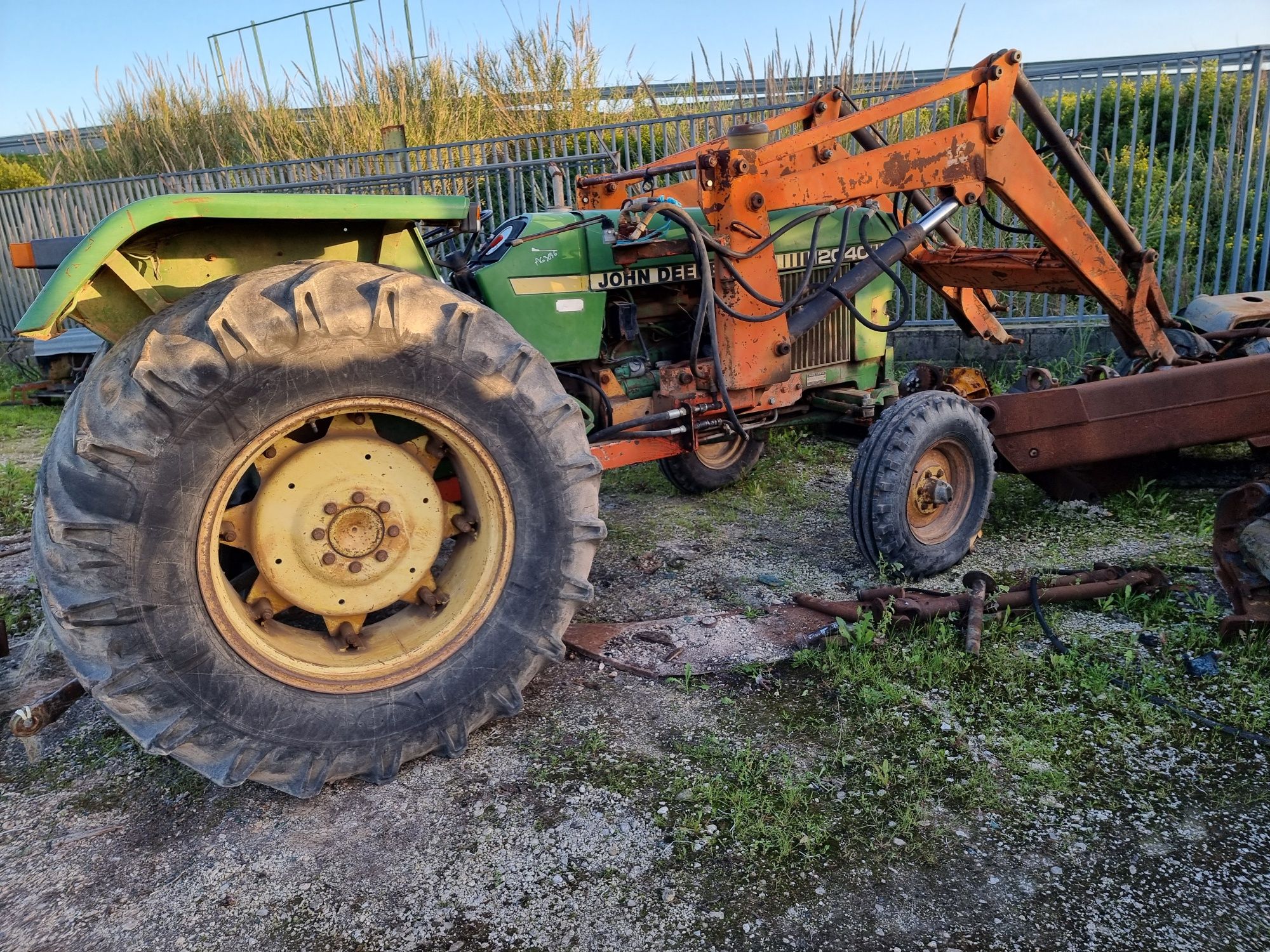 Trator John Deere 2040 com carregador