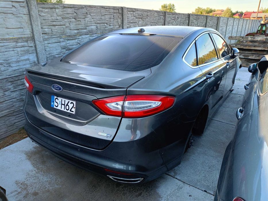 Ford Fusion MK5 Sedan Klapa Zderzak Drzwi Ćwiartka Części J7 BW