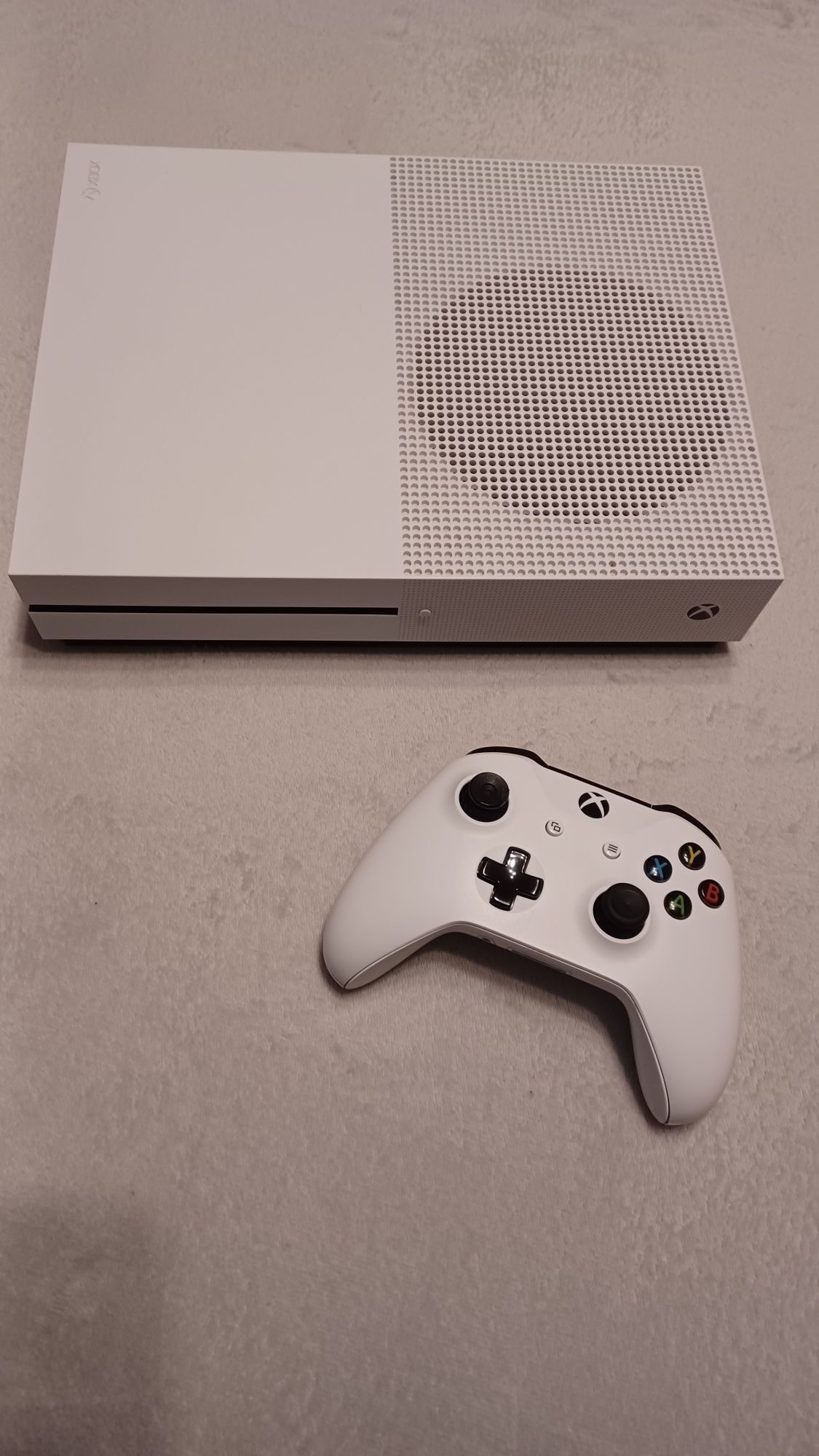 XBOX ONE S 500GB 1 pad ładowarka i 9 gier