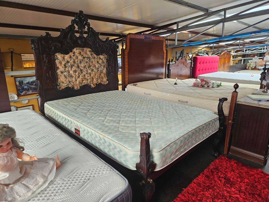 Cama antiga com estrado e colchão - Bom estado geral