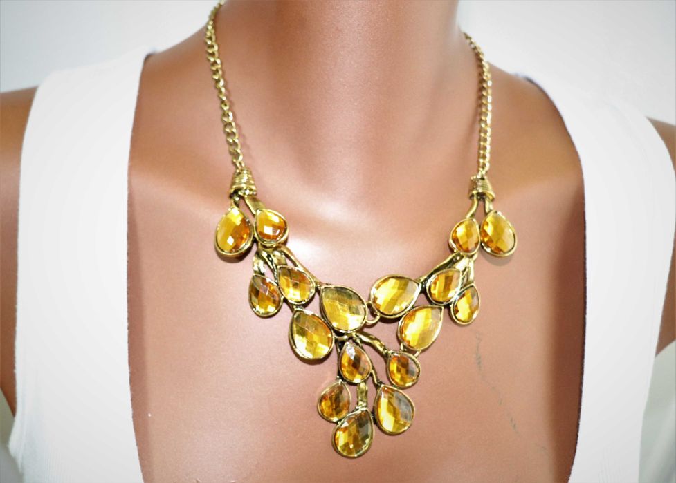 Colar Dourado com Pedrarias Amarelas