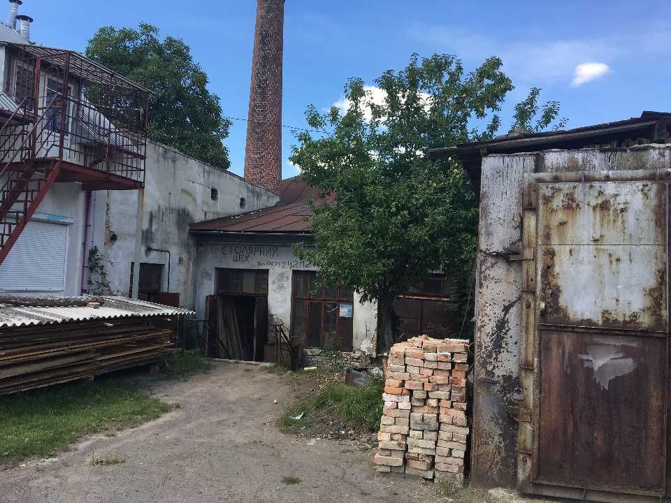 Нежитлова будівля, центр