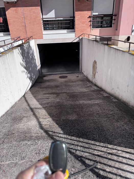 Aluga-se parqueamento (ideal para Moto)