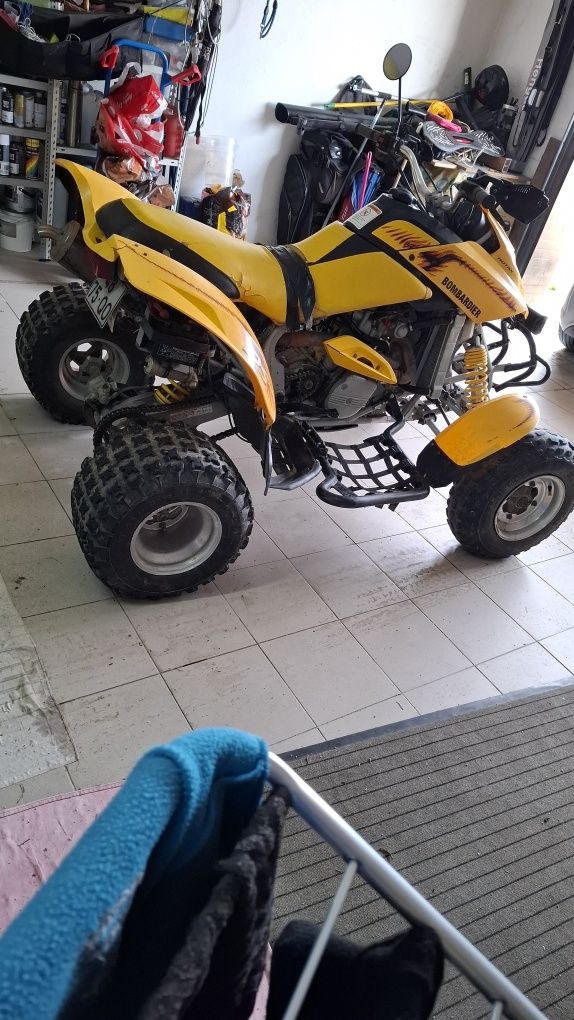 Moto 4 . 650 Bombardier