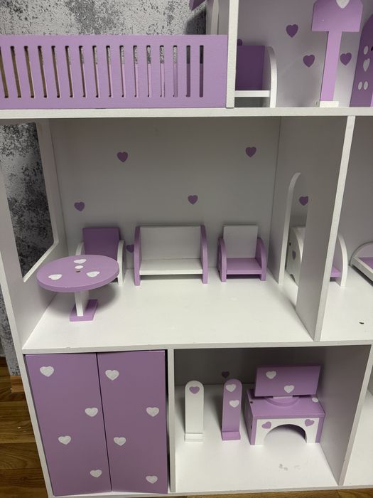 Будиночок для барбі з меблями.