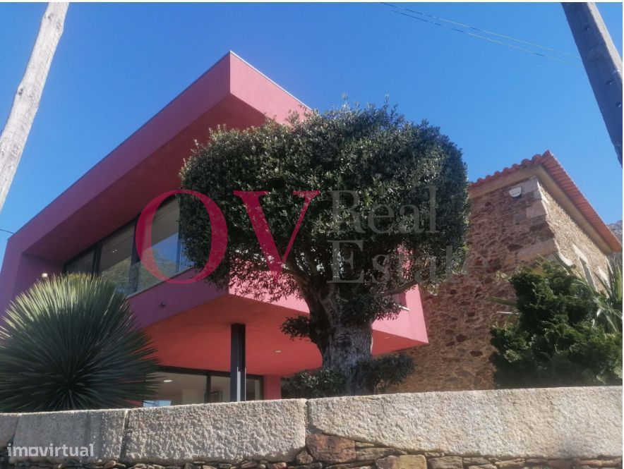 Vende-se moradia em xisto na aldeia de DEM em Caminha, com vistas de m