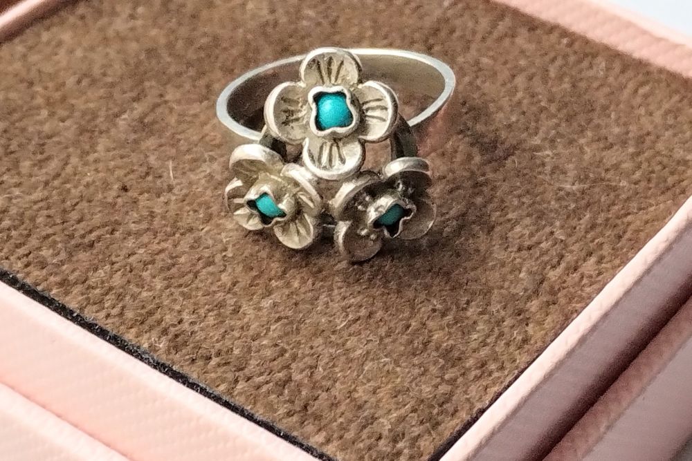 Srebrny pierścionek Warmet. Niezapominajki z turkusami.