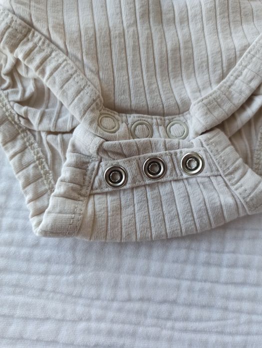 Zestaw komplet body i legginsy prążkowane Newbie 62 czapka regulacja