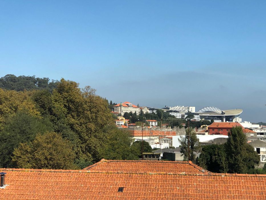 Aluga-se apartamento T2 moderno com lugar de garagem e arrumos