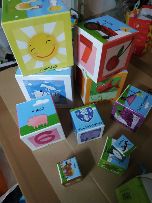 Brinquedos cubos criança