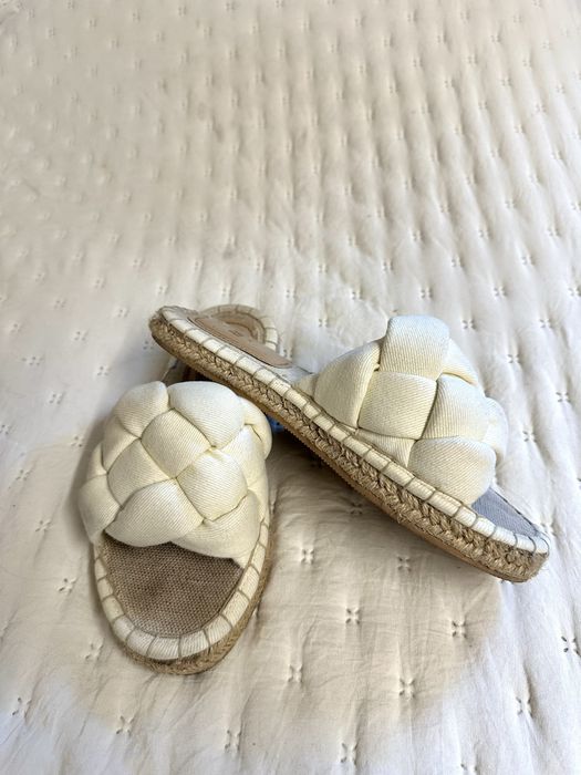 Chinelo cor creme com sola malhada