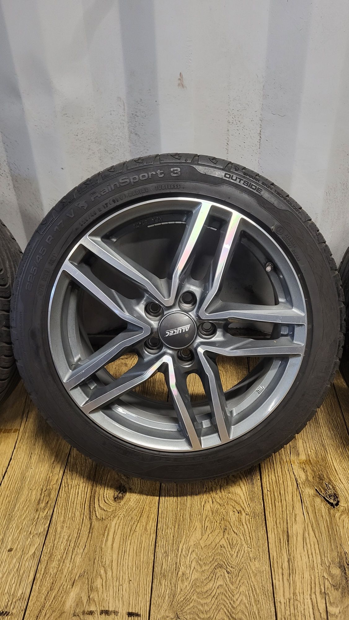 Felgi ALUTEC 17" 5x112 z oponami 225/45 R17 Seat Leon Vw Skoda Audi