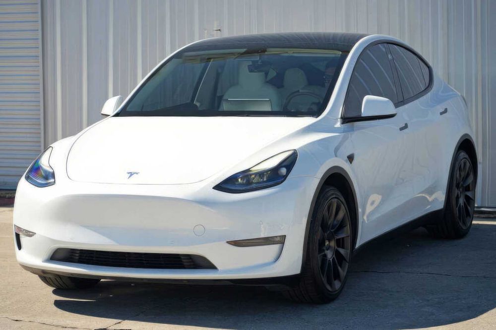 Tesla Model Y      2022