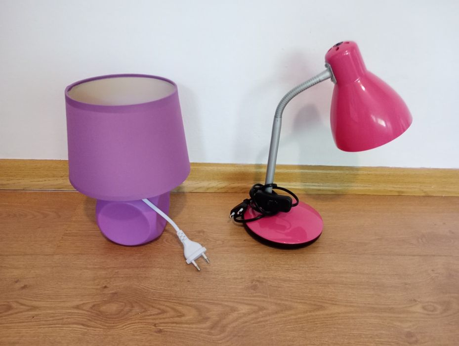 Lampka biurkowa i lampka nocna.