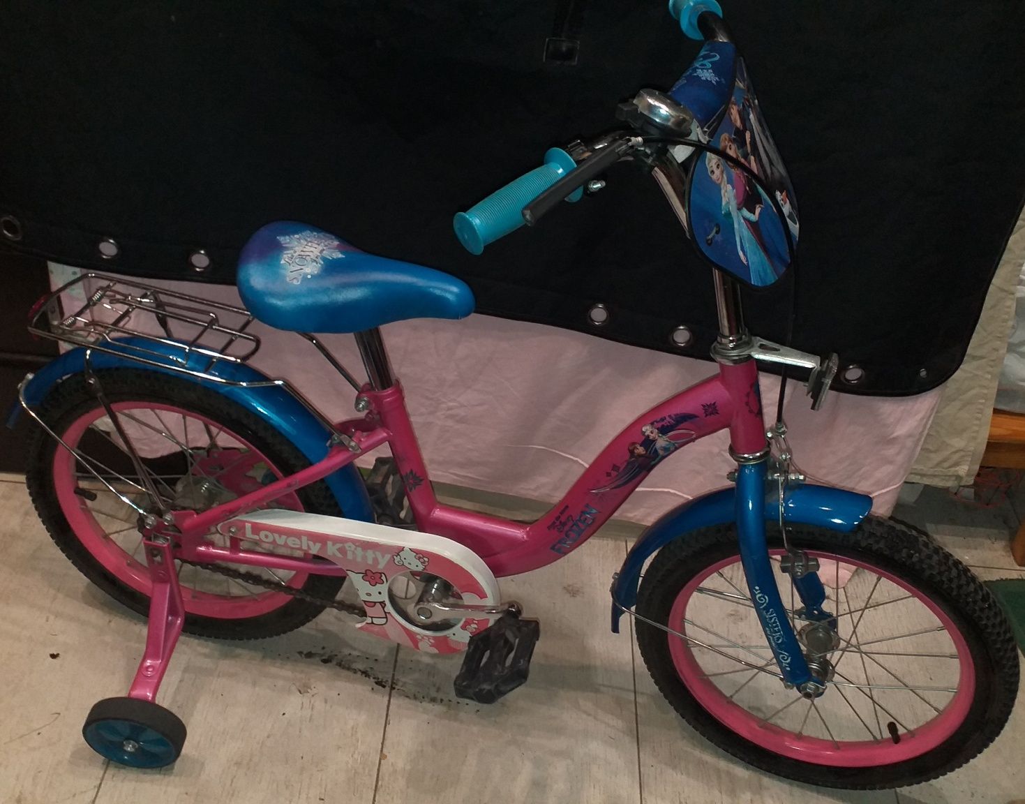 Продам детский велосипед Frozen на 16 диаметр колес почти новый.