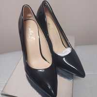 Lakierki  czarne buty szpilki Fama 38