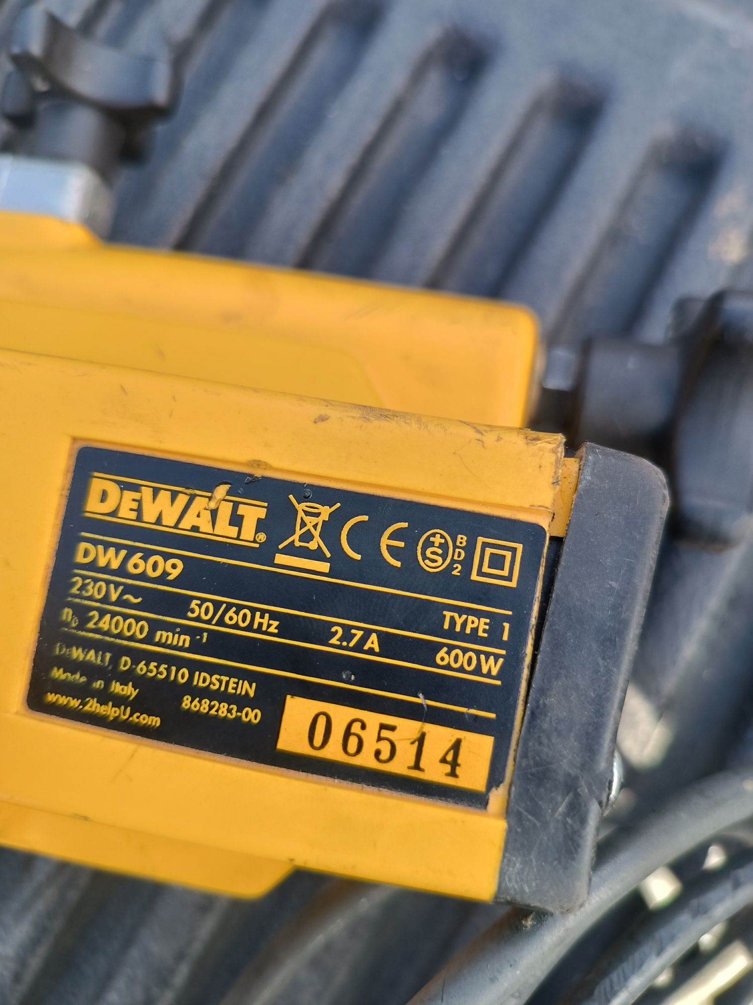 Frezarka gòrnowrzecionowa DW 615 DeWalt dw609