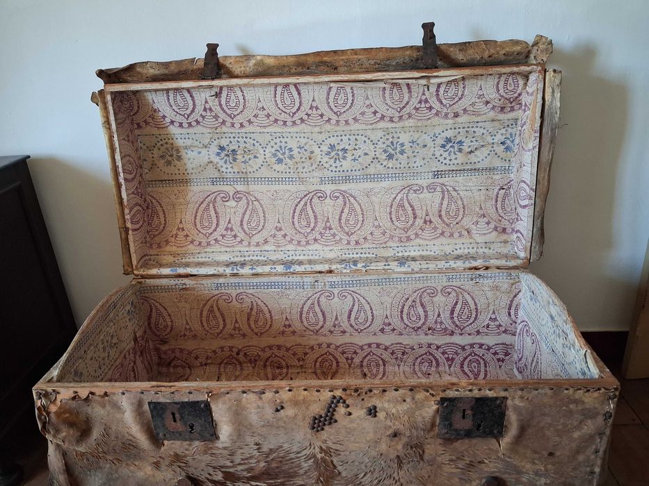 Baú / Arca Muito Antigo Revestido a Pele
