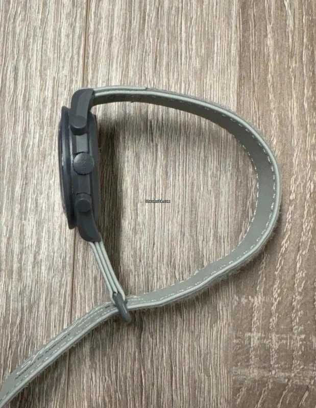 Omega x Swatch Merkury SO33A100：Bioceramika w Kolorach Srebrnych